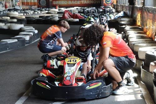 4-copy Wakacyjne emocje na torze SpeedRace – nauka, bezpieczeństwo i świetna zabawa