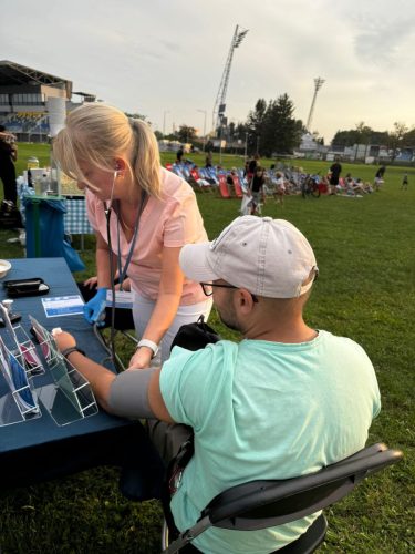 Moscickie-Kino-Plenerowe-02-foto-MCM Zdrowie pod gwiazdami, w słońcu i na… Babskim Poniedziałku