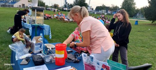 Moscickie-Kino-Plenerowe-04-foto-MCM Zdrowie pod gwiazdami, w słońcu i na… Babskim Poniedziałku