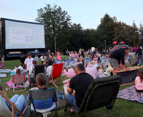 Moscickie-Kino-Plenerowe-05-foto-Centrum-Sztuki-Moscice Zdrowie pod gwiazdami, w słońcu i na… Babskim Poniedziałku