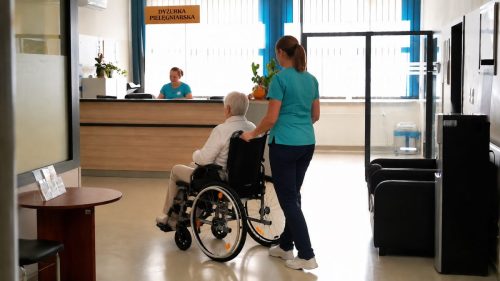 Jeden-z-wozkow-zakupinych-do-Oddzialu-Opieki-Dlugoterminowej-MCM MCM inwestuje w opiekę długoterminową i rozwój personelu