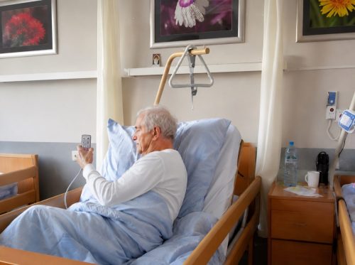 Wykorzystanie-jednego-z-mowych-lozek MCM inwestuje w opiekę długoterminową i rozwój personelu