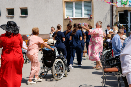 4 Tam, gdzie troska ma ludzką twarz — Majówka w DPS św. Alberta…