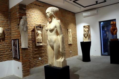 16 "Niezwykła wystawa rzeźb Marka Pelczara – hołd dla kobiecości" w Galerii Bema20