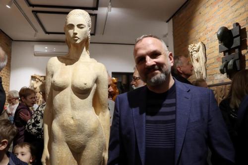 21 "Niezwykła wystawa rzeźb Marka Pelczara – hołd dla kobiecości" w Galerii Bema20