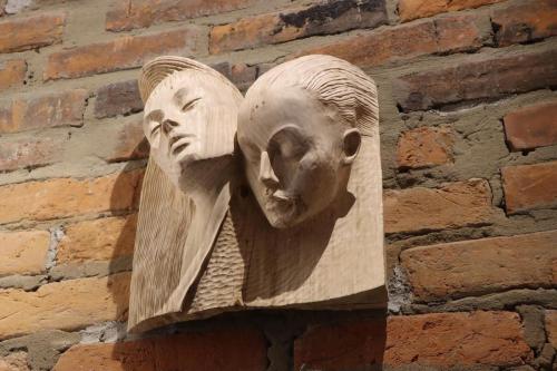 26 "Niezwykła wystawa rzeźb Marka Pelczara – hołd dla kobiecości" w Galerii Bema20