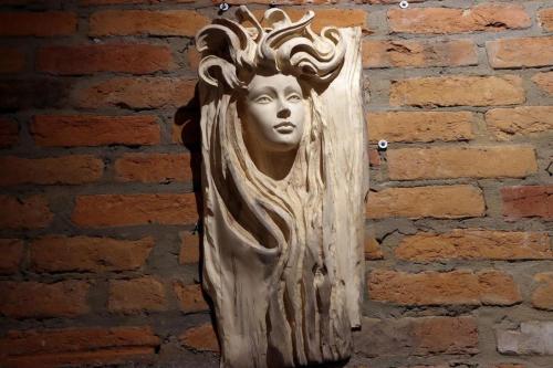 27 "Niezwykła wystawa rzeźb Marka Pelczara – hołd dla kobiecości" w Galerii Bema20