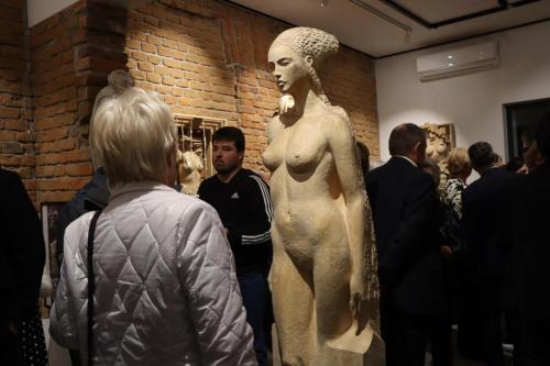 38 "Niezwykła wystawa rzeźb Marka Pelczara – hołd dla kobiecości" w Galerii Bema20
