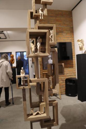 43 "Niezwykła wystawa rzeźb Marka Pelczara – hołd dla kobiecości" w Galerii Bema20