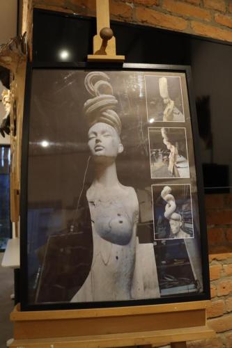 55 "Niezwykła wystawa rzeźb Marka Pelczara – hołd dla kobiecości" w Galerii Bema20