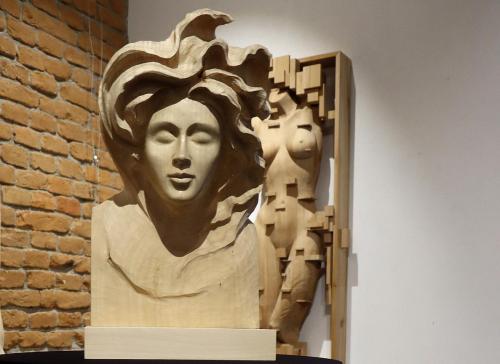 58 "Niezwykła wystawa rzeźb Marka Pelczara – hołd dla kobiecości" w Galerii Bema20