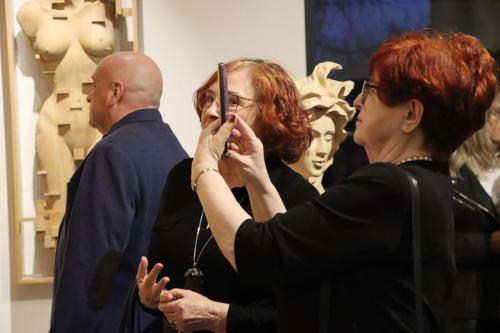 64 "Niezwykła wystawa rzeźb Marka Pelczara – hołd dla kobiecości" w Galerii Bema20