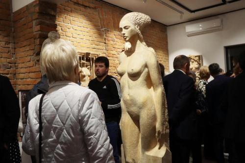 65 "Niezwykła wystawa rzeźb Marka Pelczara – hołd dla kobiecości" w Galerii Bema20