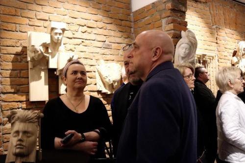 69 "Niezwykła wystawa rzeźb Marka Pelczara – hołd dla kobiecości" w Galerii Bema20
