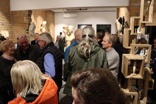 74 "Niezwykła wystawa rzeźb Marka Pelczara – hołd dla kobiecości" w Galerii Bema20