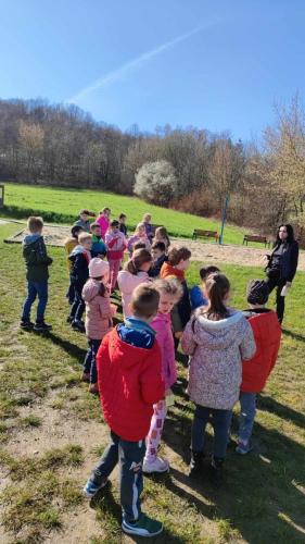 434183346_815926760566355_7359859299160564338_n Jak pierwszaki z 1A szukały wiosny i wielkanocnego zajączka