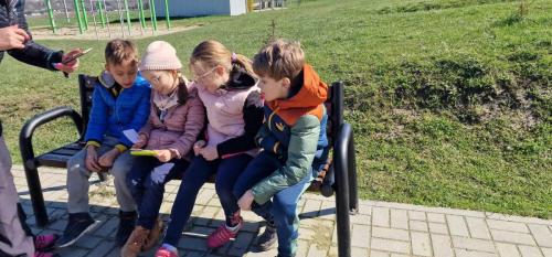 434187222_815926800566351_4124423153606080826_n Jak pierwszaki z 1A szukały wiosny i wielkanocnego zajączka