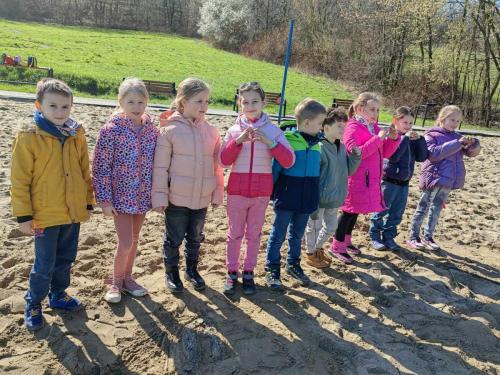 434279101_815927180566313_4704044243279044986_n Jak pierwszaki z 1A szukały wiosny i wielkanocnego zajączka