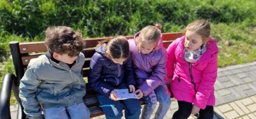 434319780_815926517233046_3790802973523239397_n Jak pierwszaki z 1A szukały wiosny i wielkanocnego zajączka