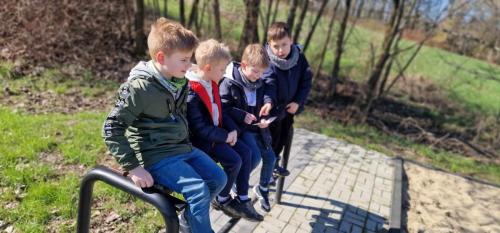 434351465_815926513899713_4867786958491847397_n Jak pierwszaki z 1A szukały wiosny i wielkanocnego zajączka