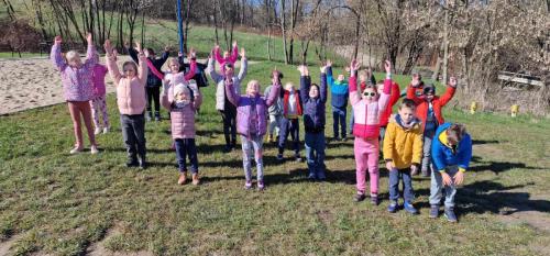 434361322_815926673899697_7842876270839286000_n Jak pierwszaki z 1A szukały wiosny i wielkanocnego zajączka