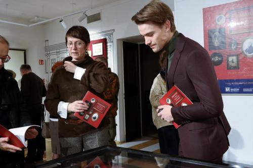 4-copy "Wielkie Historie w Małych Formach: Wystawa Miniatur"