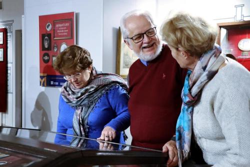 4a-copy "Wielkie Historie w Małych Formach: Wystawa Miniatur"