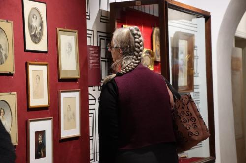 5-copy "Wielkie Historie w Małych Formach: Wystawa Miniatur"