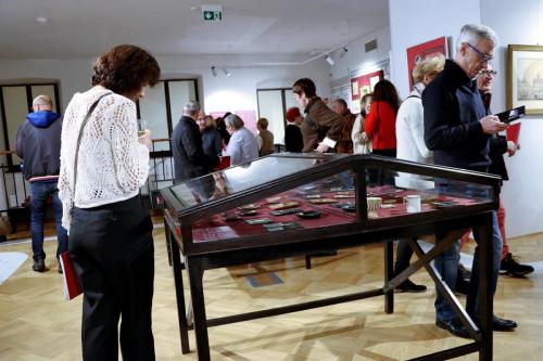 8-copy "Wielkie Historie w Małych Formach: Wystawa Miniatur"