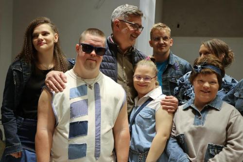 42 Drugie Życie Jeansu – niezwykły pokaz mody pełen serca