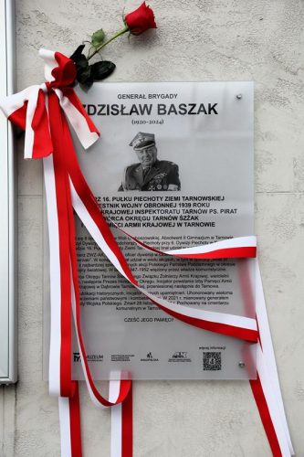 1-copy Uroczystość nadania imienia gen. bryg. Zdzisława Baszaka Regionalnemu Centrum Edukacji o Pamięci