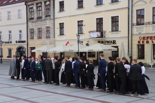 1-copy Polonez z Piłsudskim – młodzież w hołdzie Niepodległej.