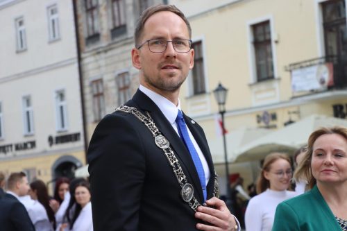 16-copy Polonez z Piłsudskim – młodzież w hołdzie Niepodległej.