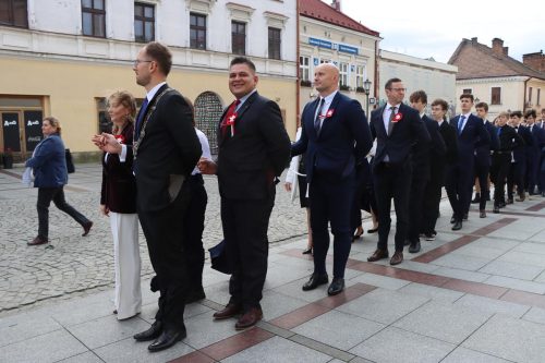 7-copy Polonez z Piłsudskim – młodzież w hołdzie Niepodległej.
