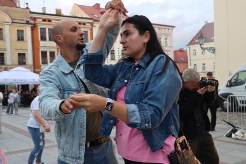 12-copy Deszcz nie przeszkodził. Tarnowski Rynek znów zatańczył. Zabrakło tylko wodzireja...