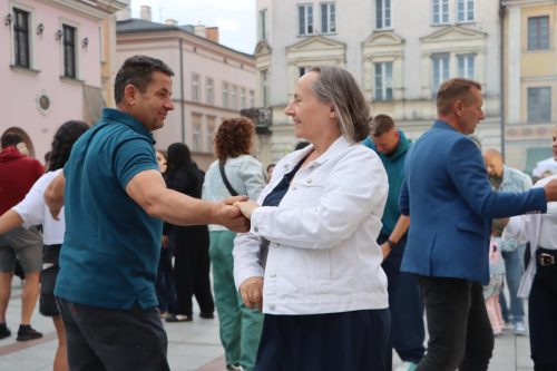 13-copy Deszcz nie przeszkodził. Tarnowski Rynek znów zatańczył. Zabrakło tylko wodzireja...