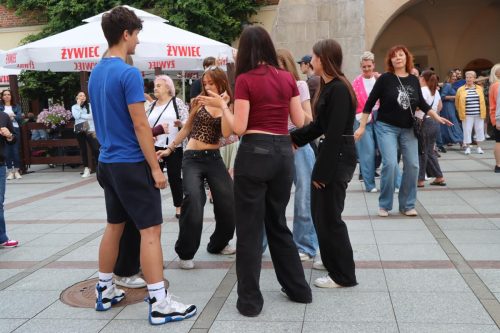 15-copy Deszcz nie przeszkodził. Tarnowski Rynek znów zatańczył. Zabrakło tylko wodzireja...