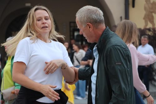 22-copy Deszcz nie przeszkodził. Tarnowski Rynek znów zatańczył. Zabrakło tylko wodzireja...