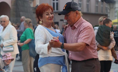 3a-copy Deszcz nie przeszkodził. Tarnowski Rynek znów zatańczył. Zabrakło tylko wodzireja...