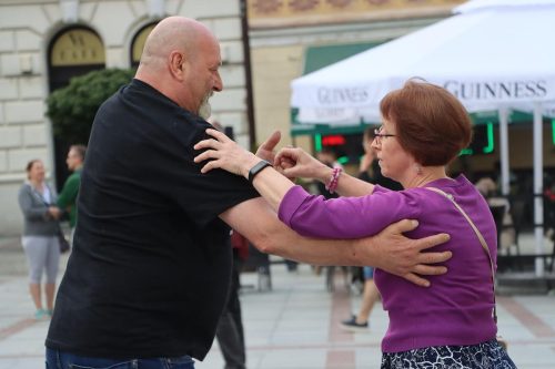 9-copy Deszcz nie przeszkodził. Tarnowski Rynek znów zatańczył. Zabrakło tylko wodzireja...