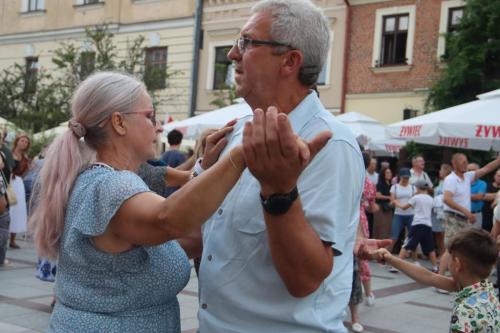 450611918_885788806913483_1663421842316528156_n Potańcówka 2024 "Tak bawi się Tarnów"