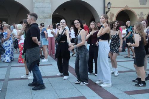 450943377_885788660246831_4180289062602683519_n Potańcówka 2024 "Tak bawi się Tarnów"