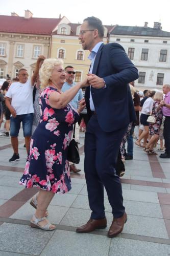 451085526_885788626913501_1736763338108799426_n Potańcówka 2024 "Tak bawi się Tarnów"