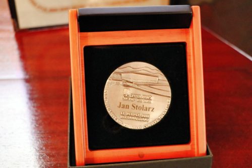 2 Wręczenie medalu Sprawiedliwy Wśród Narodów Świata dla Jana Stolarza