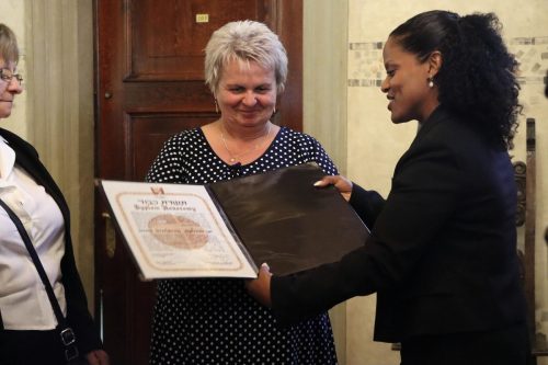 24 Wręczenie medalu Sprawiedliwy Wśród Narodów Świata dla Jana Stolarza