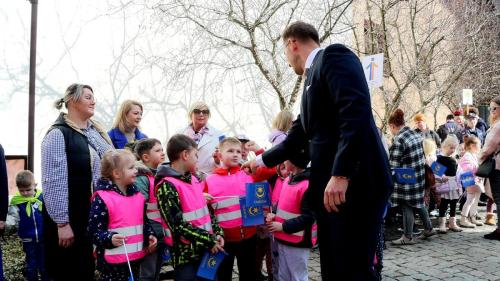 4-frame-at-1m28s_edytowano 695. urodziny Tarnowa - przedszkolaki świętują na Tarnowskim Rynku