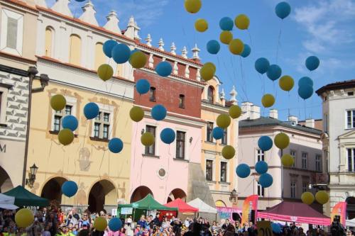 1b 695. urodziny Tarnowa - przedszkolaki świętują na Tarnowskim Rynku