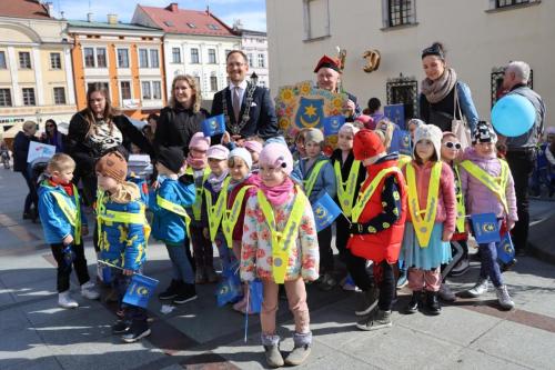 2b 695. urodziny Tarnowa - przedszkolaki świętują na Tarnowskim Rynku