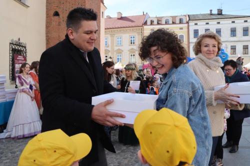 img-6419-copy 695. urodziny Tarnowa - przedszkolaki świętują na Tarnowskim Rynku