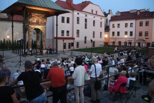 9-copy TISCH: Spektakl pod Bimą z udziałem artystów najmniejsza scena świata